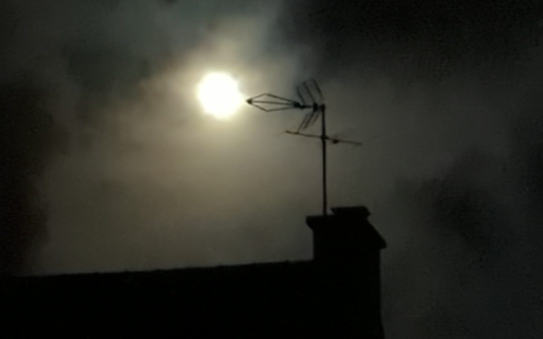 ET QUAND VIENT LA NUIT, VIENNENT LES VEILLEURS·EUSES D’ENNUIS.