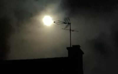 ET QUAND VIENT LA NUIT, VIENNENT LES VEILLEURS·EUSES D’ENNUIS.